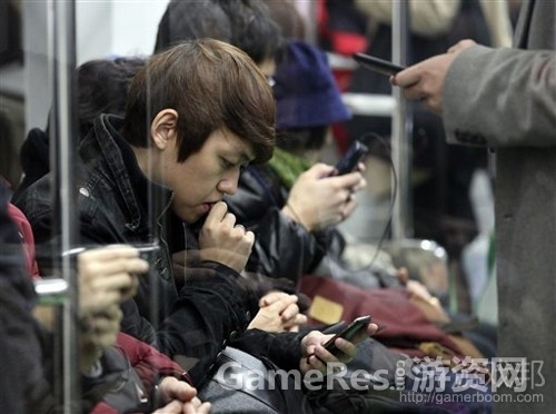 subway-smartphone-usersfrom-phys.org_.jpg