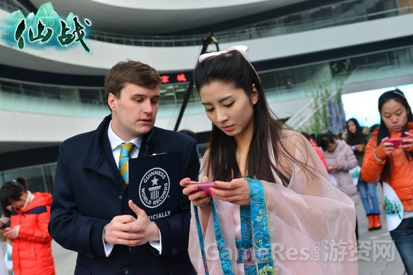 图3：吉尼斯认证官仔细检查挑战过程.jpg