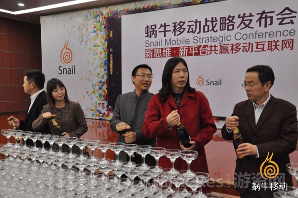 图3  石海偕嘉宾共启香槟塔.jpg