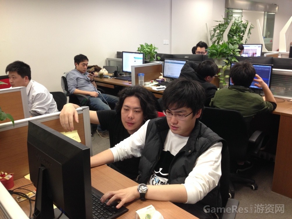图二：主策时云正在与同事讨论相关工作.jpg