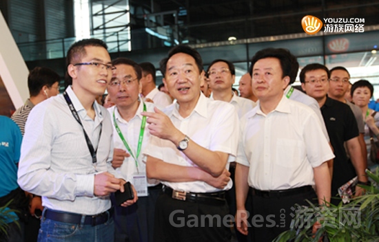图2 游族网络陈礼标陪同领导在ChinaJoy.jpg