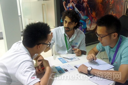 图3：展会现场商务洽谈.jpg