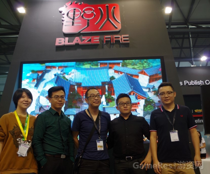 图1宁财神现身野火网络展台（左3宁财神，左4野火CEO楚达）.jpg