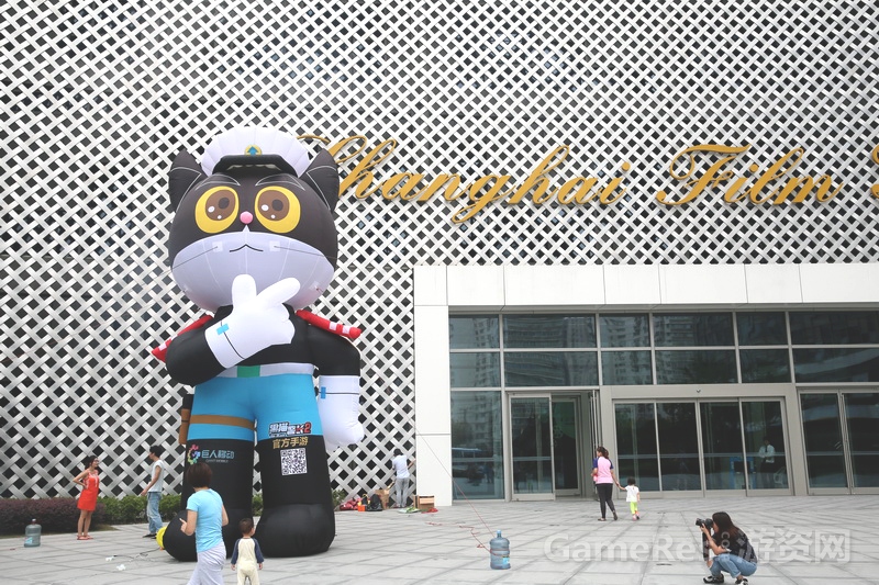 【图3：黑猫警长8米气模亮相美影厂】.JPG