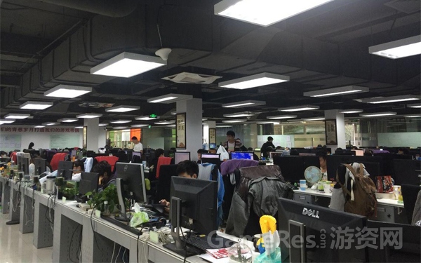 （图2）内部工作人员忙碌场景（神秘）.jpg