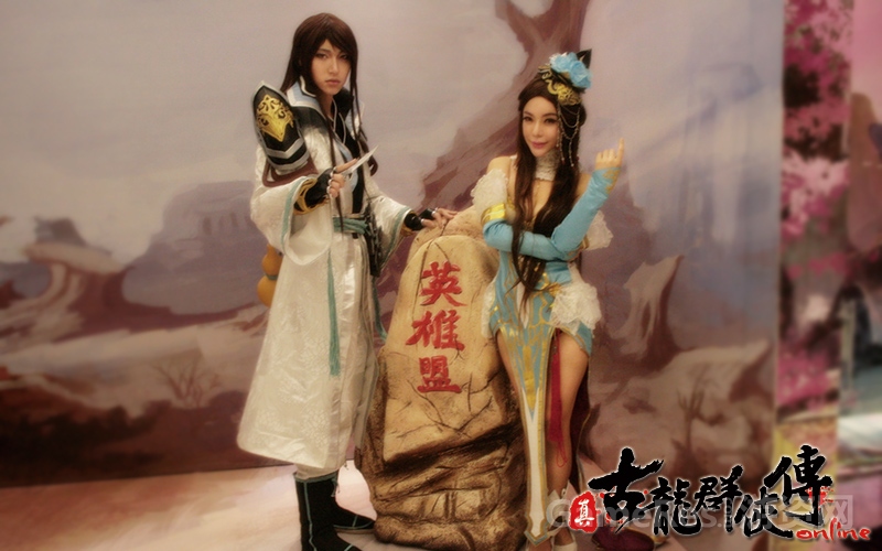 图2：互动场景合影区：李寻欢与林诗音.jpg