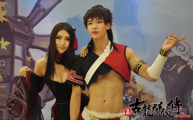 图1：互动场景合影区：张菁与小鱼儿.jpg