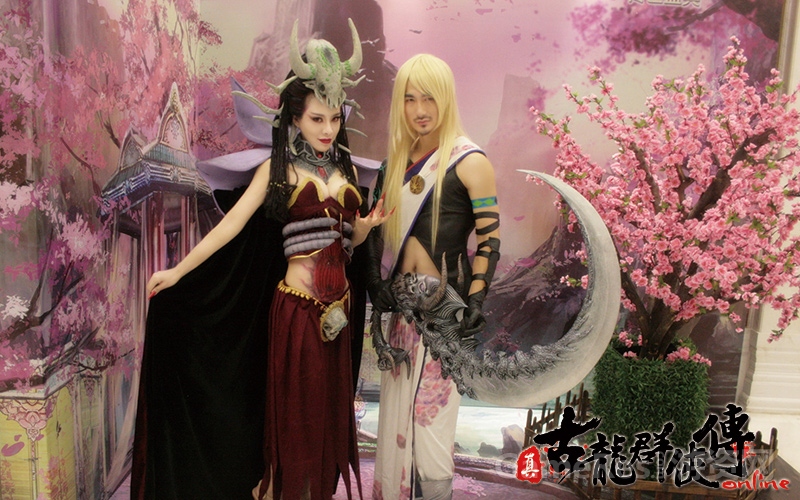 图3：互动场景合影区：丁鹏与青青.jpg