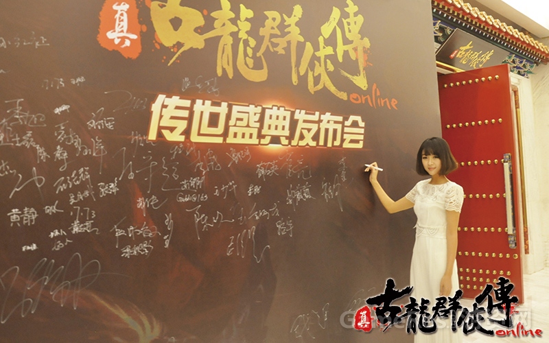 图14：阿悄为发布会签名.jpg