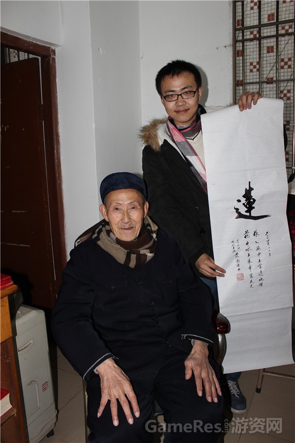 图3：抗战老兵向37游戏员工赠送书法作品.JPG