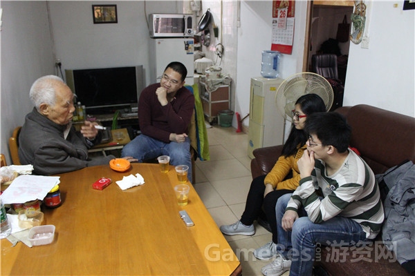图5：37游戏员工听抗战老兵讲述抗战经历.JPG