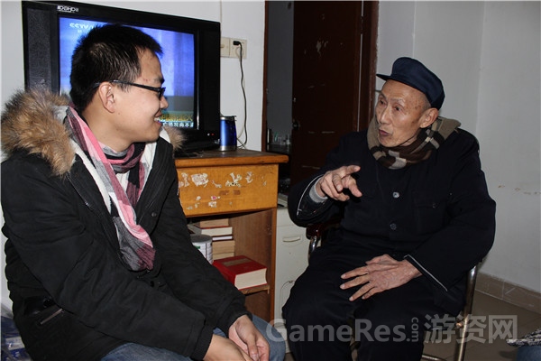 图2：抗战老兵范南海老人讲述自己从军经历.JPG