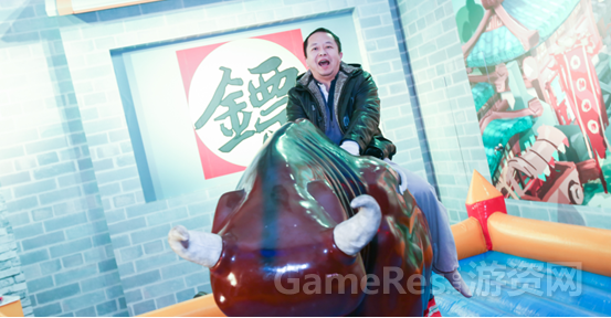 图2周鸿祎试玩《龙门镖局》互动游戏.png