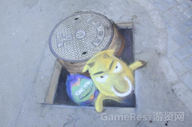 哀木涕跃然井盖旁，路过小心不要踩到它的头.jpg