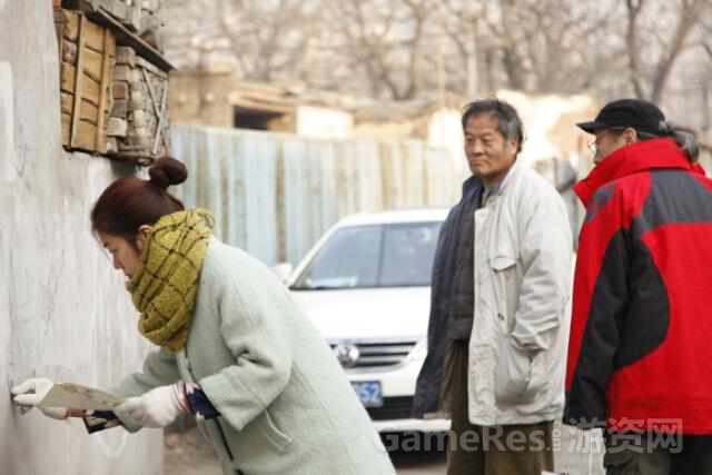 认真的美女吸引了遛弯大爷们的好奇.jpg