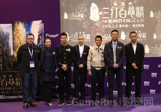 图3 李逸飞与《三打白骨精》片方与主演亲密合影.jpg