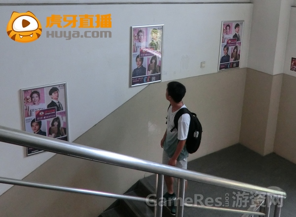 图5 大学生驻足虎牙直播海报前.jpg