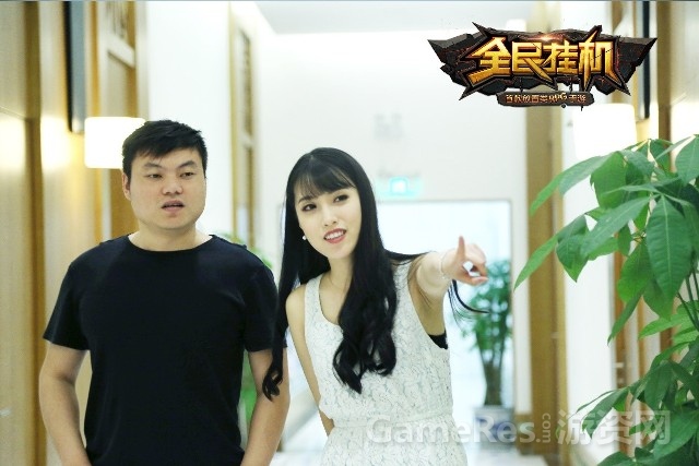 图6《全民挂机》美女主播与玩家.jpg