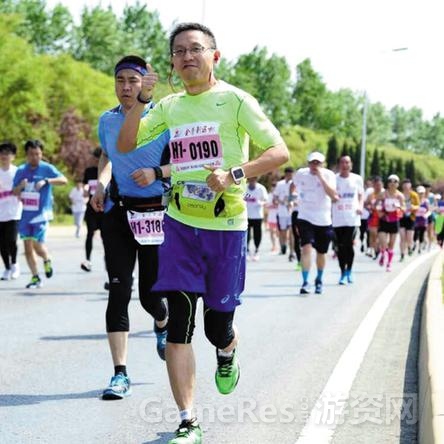 图1：“跑步狂人”李逸飞.jpg