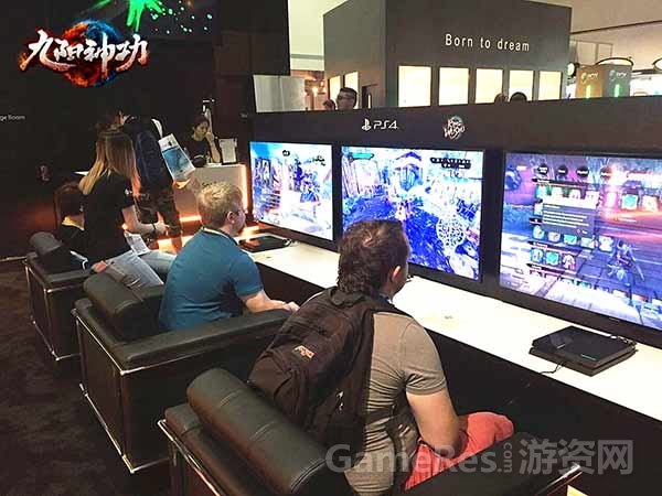 图5（左边小伙的女盆友忍不住夺过手柄）.jpg