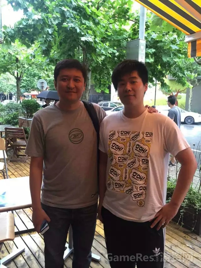 与开发者合影.jpg