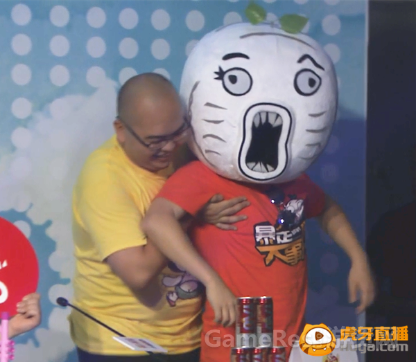 图4 王尼玛被唐马儒“抱”上舞台.png