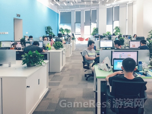图5宽敞明亮的办公区域一瞥.jpg