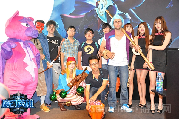 图12 魔幻英雄COSER玩家合影.jpg