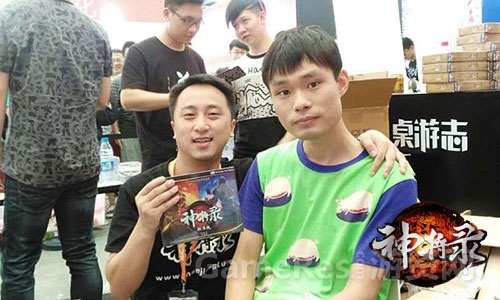 图3-《神将录》主策蒲东宏与“暴走大事件”张全蛋展会现场合影.jpg