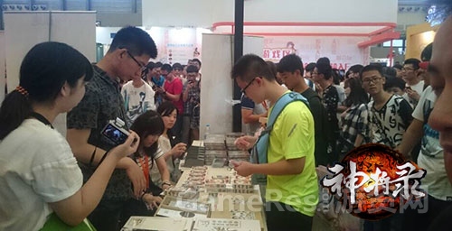 图2-玩家在chinajoy展会现场了解《神将录》.jpg