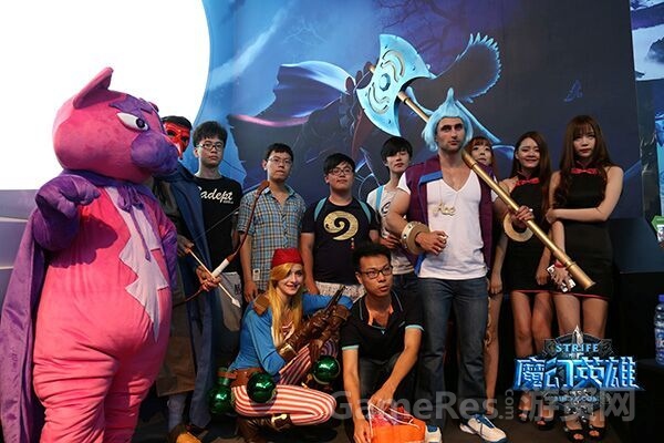图4 玩家与魔幻英雄合影.jpg