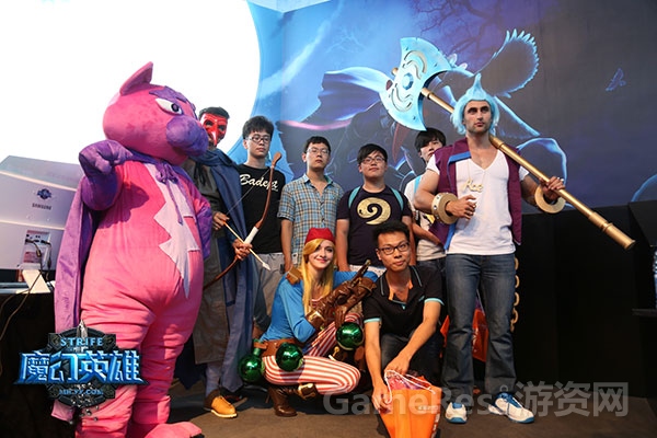 图6魔幻展区玩家与COSER合影.jpg