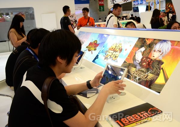 图3.飞流展台试玩区座无虚席.jpg