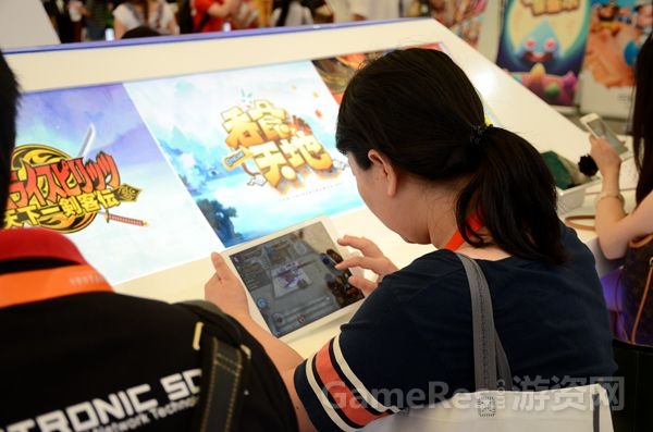 图4.正在认真试玩飞流展区游戏的到访者.jpg