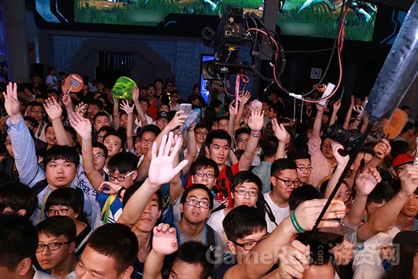 图5 观众踊跃举手抢答.jpg