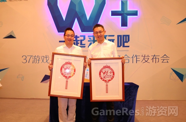 图4 双方领导人签约并合影留念.jpg