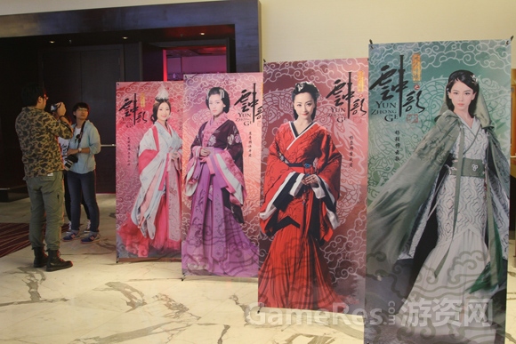 图5-人物形象易拉宝.jpg