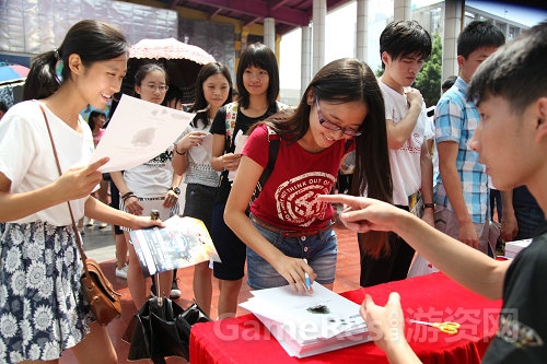 征名现场学生领“全民枪战考试试卷”
