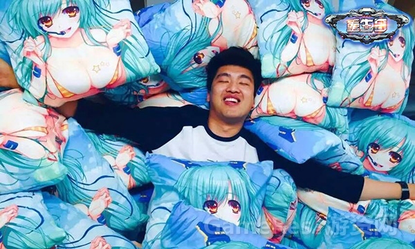 图3一大波巨乳抱枕.jpg
