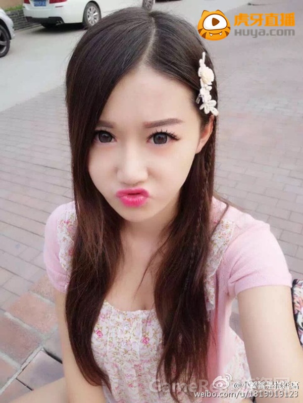 图1 纹身女主播加盟虎牙直播.jpg