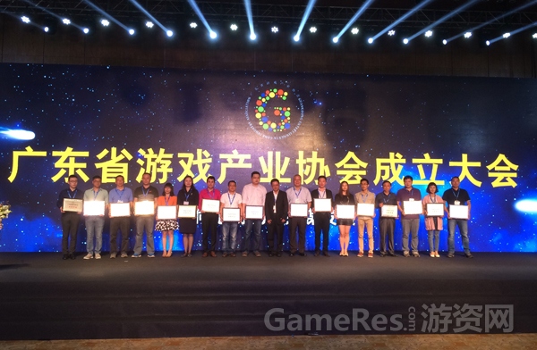 图1 广东省游戏产业协会理事单位接受颁匾.jpg