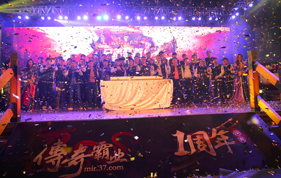 图1 《传奇霸业》周年庆典盛况.jpg