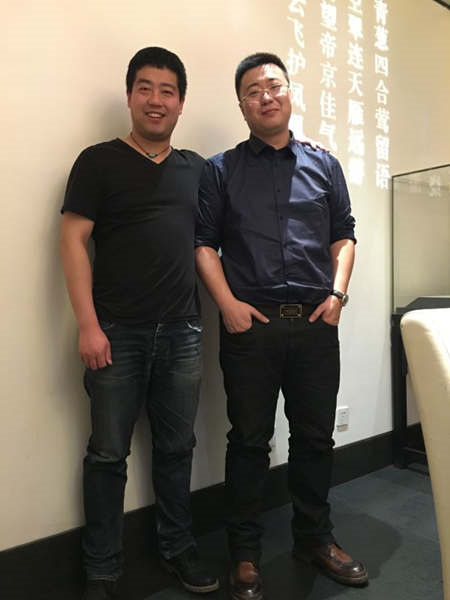图2耳根与项目制作人合影.1.jpg