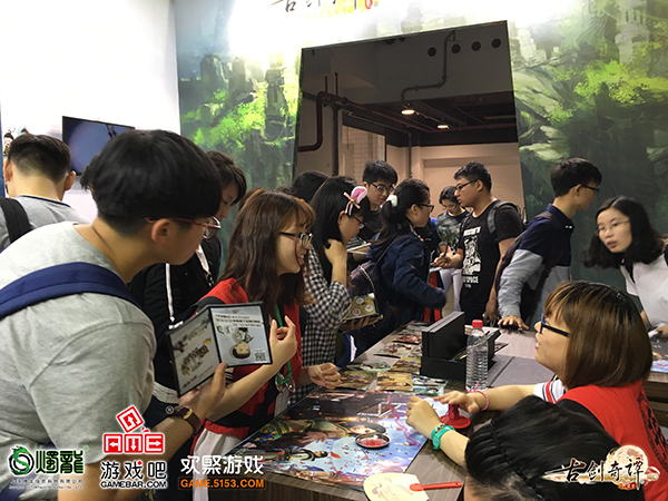 图10 《古剑奇谭网络版》古剑OL展台观众与工作人员交流.jpg