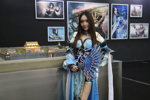 图2现场的美女coser.JPG