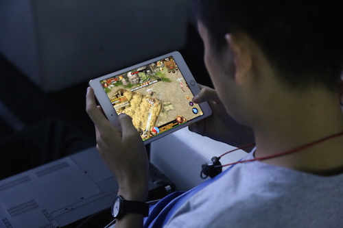 图7现场媒体记者试玩.jpg