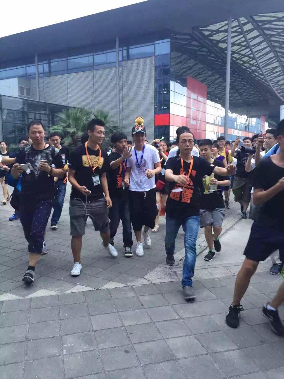 图1 王思聪戴头箍照片.jpg