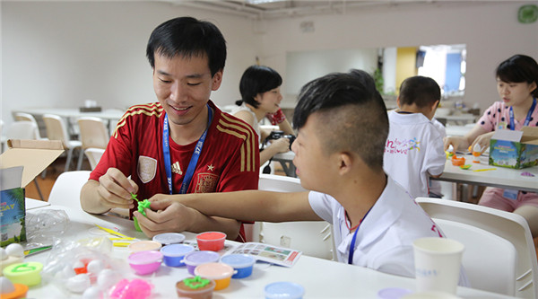 图4：孩子们与志愿者一起创作粘土作品.jpg