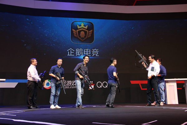 图1：乐逗游戏副总裁杨荣杰先生与腾讯共同开启企鹅电竞（左二）.jpg.jpg