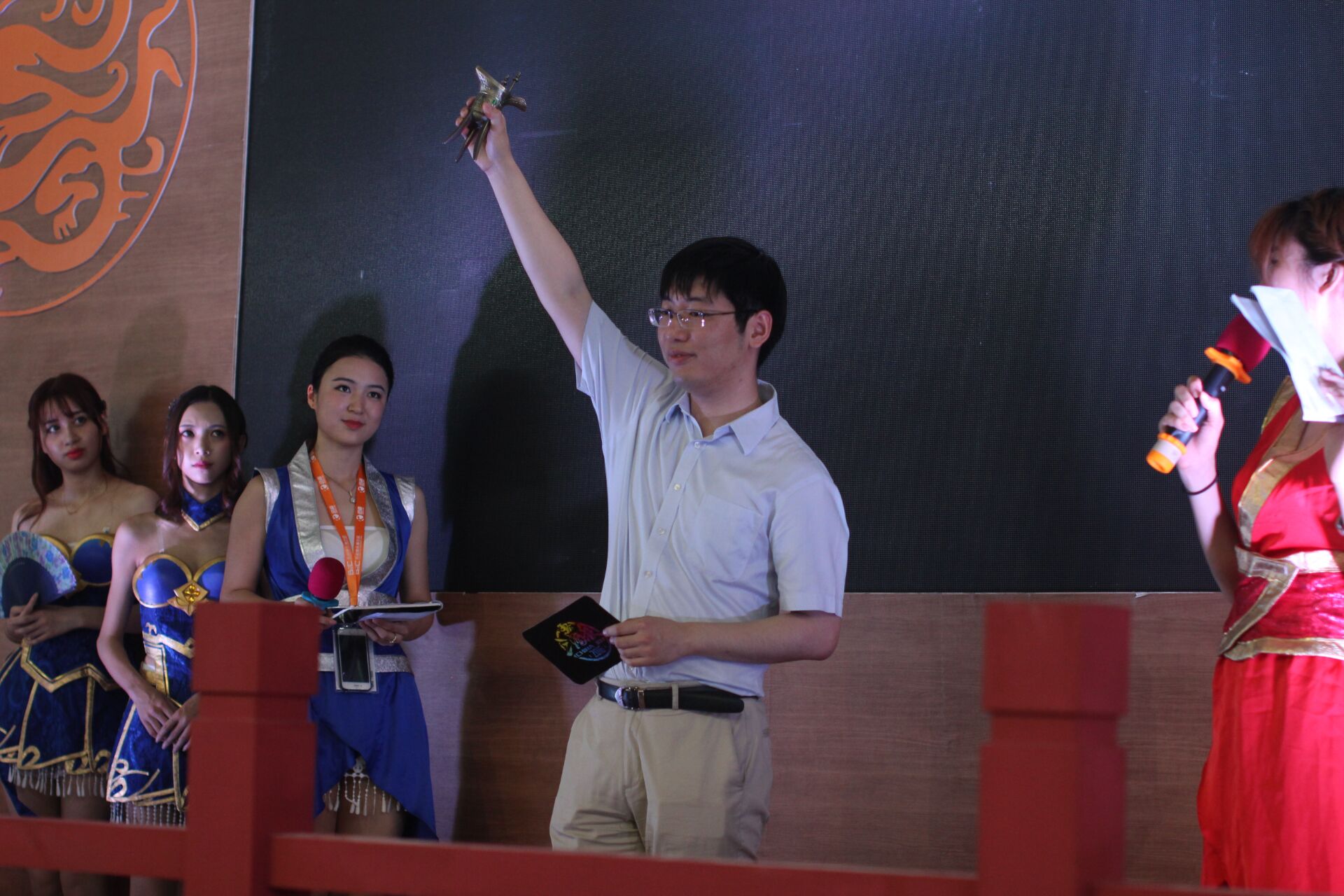 图2摔杯为号.jpg